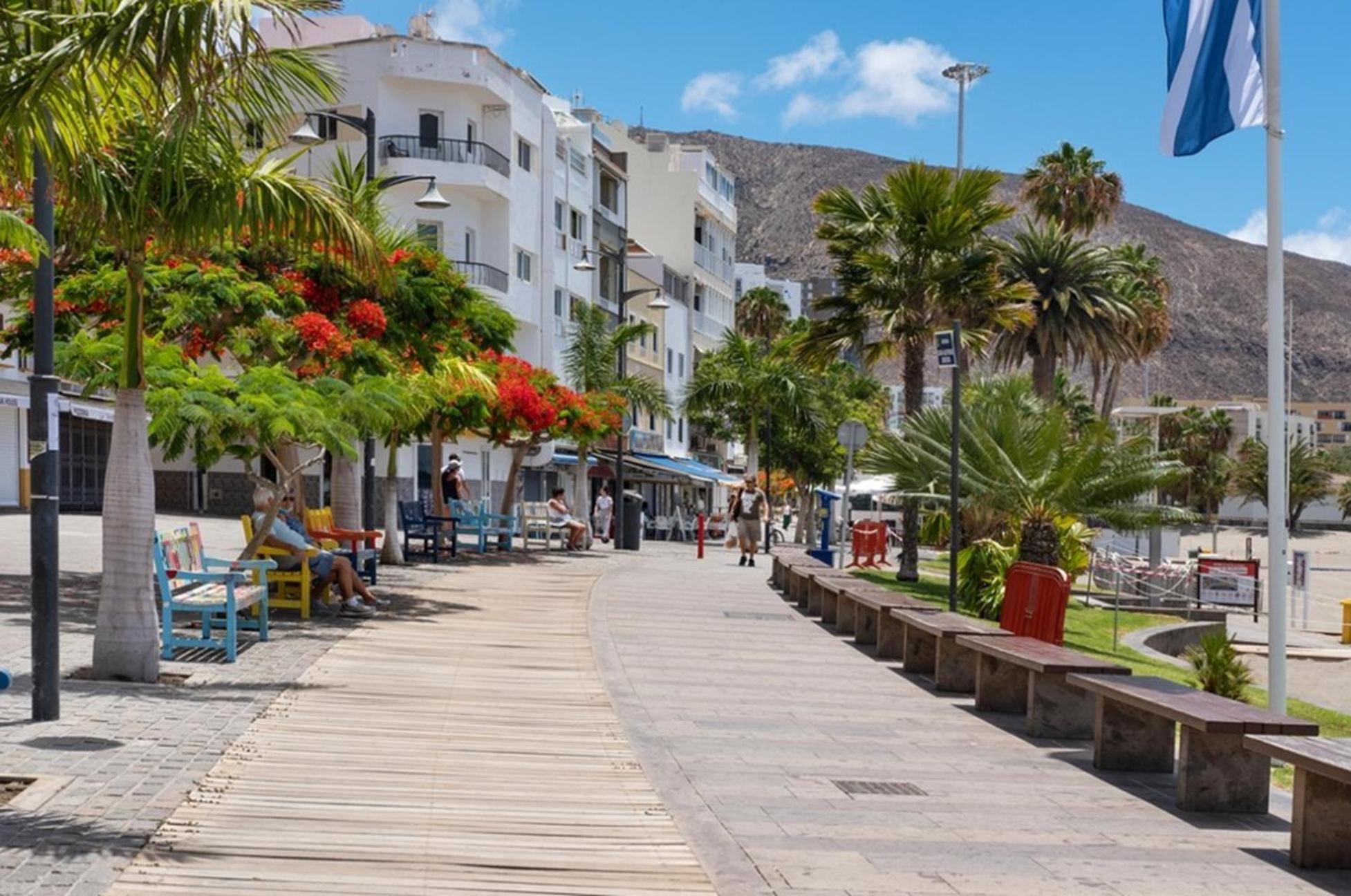 Few Steps From The Beach Hostel In Los Cristianos Arona  Exterior photo
