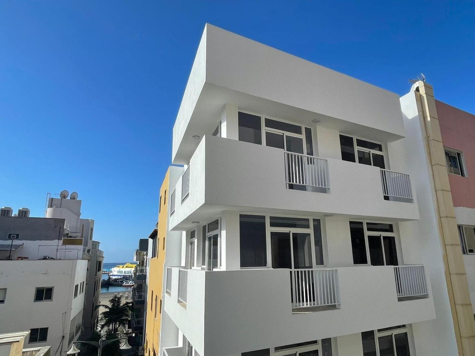 Few Steps From The Beach Hostel In Los Cristianos Arona  Exterior photo